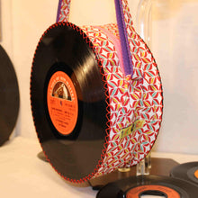 Charger l&#39;image dans la galerie, Sac à main artisanal rond en disque vinyle et tissu coloré
