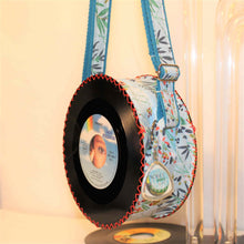 Charger l&#39;image dans la galerie, Petit sac à main rond artisanal en disque vinyle et tissu coloré

