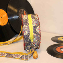 Charger l&#39;image dans la galerie, Sac à main Juke Box en disque vinyle 45 tours. Violet vintage
