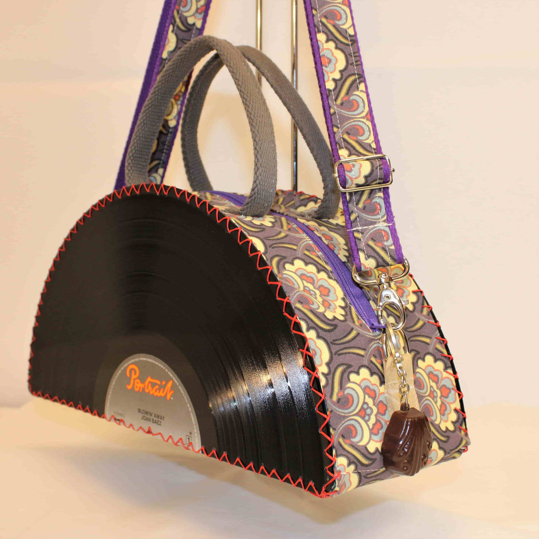 Sac à main Coupé-Elégant en disque vinyle. Violet/ Joan Baez