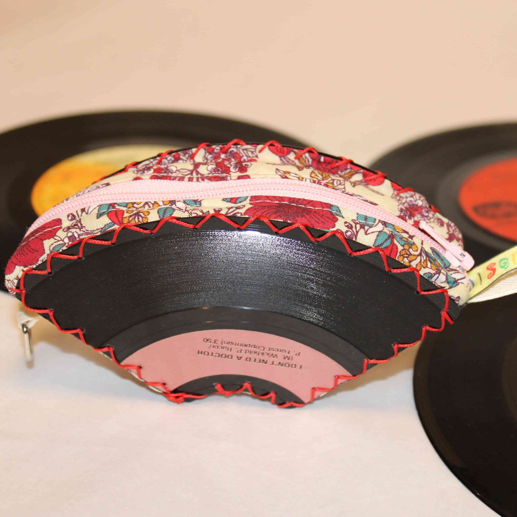 Porte-monnaie en disque vinyle.  Fleurs rouges