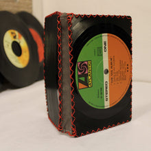 Charger l&#39;image dans la galerie, Portefeuille artisanal en disque vinyle et tissu coton
