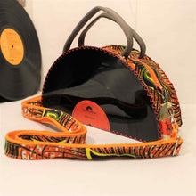 Charger l&#39;image dans la galerie, Sac à main artisanal  demi- rond en disque vinyle et tissu coloré

