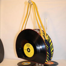 Charger l&#39;image dans la galerie, Sac à main artisanal en disque vinyle et tissu coloré

