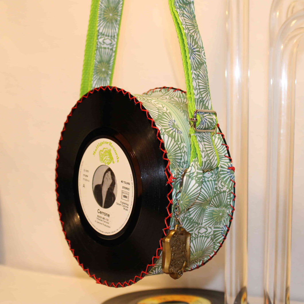 Petit sac à main rond artisanal en disque vinyle et tissu coloré