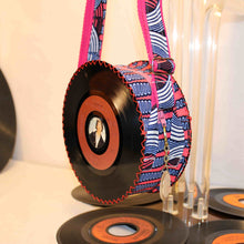 Charger l&#39;image dans la galerie, Petit sac à main rond artisanal en disque vinyle et tissu coloré
